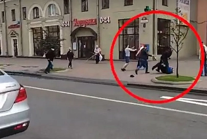 Толпа людей повредила служебный автомобиль милиции возле площади Независимости в Минске